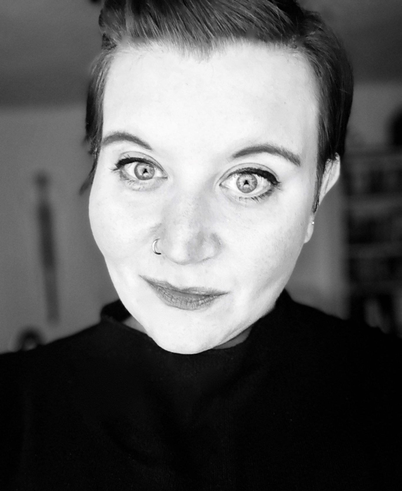 Porträt von Anne Müller mit kurzen Haaren und hellen Augen, in Schwarz-Weiß.